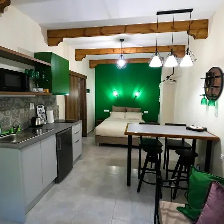 μοναδικό το κελάρι με Roof Garden Patras