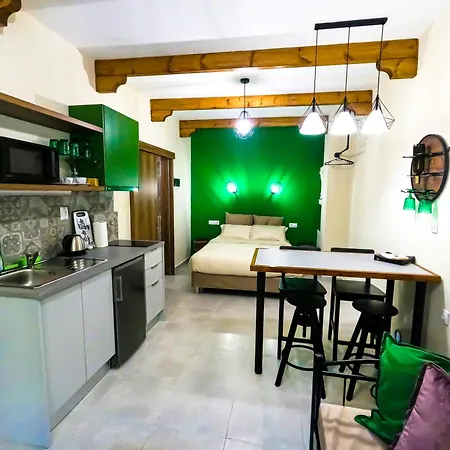 μοναδικό το κελάρι με Roof Garden Patras
